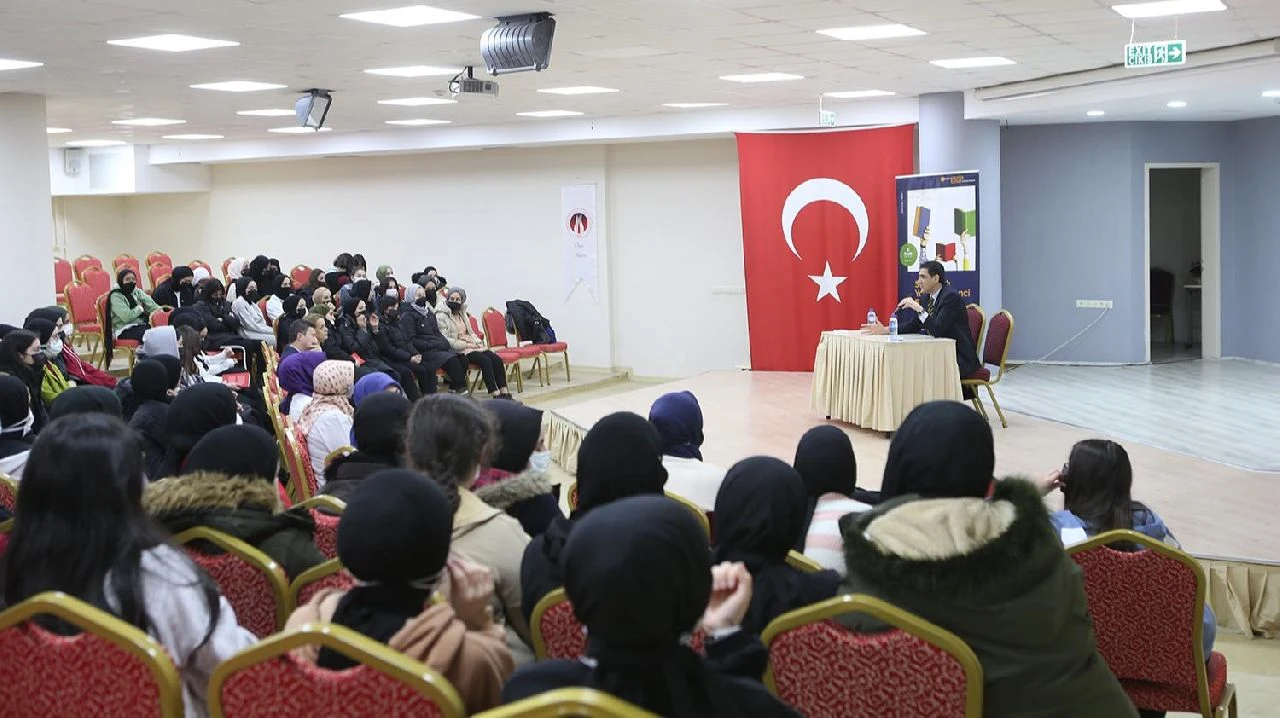 Yazarlar Sapanca'da Öğrencilerle Buluştu