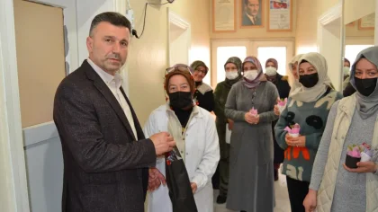 Başkan Özen, Dünya Kadınlar Günü'nde Çiçek Dağıttı