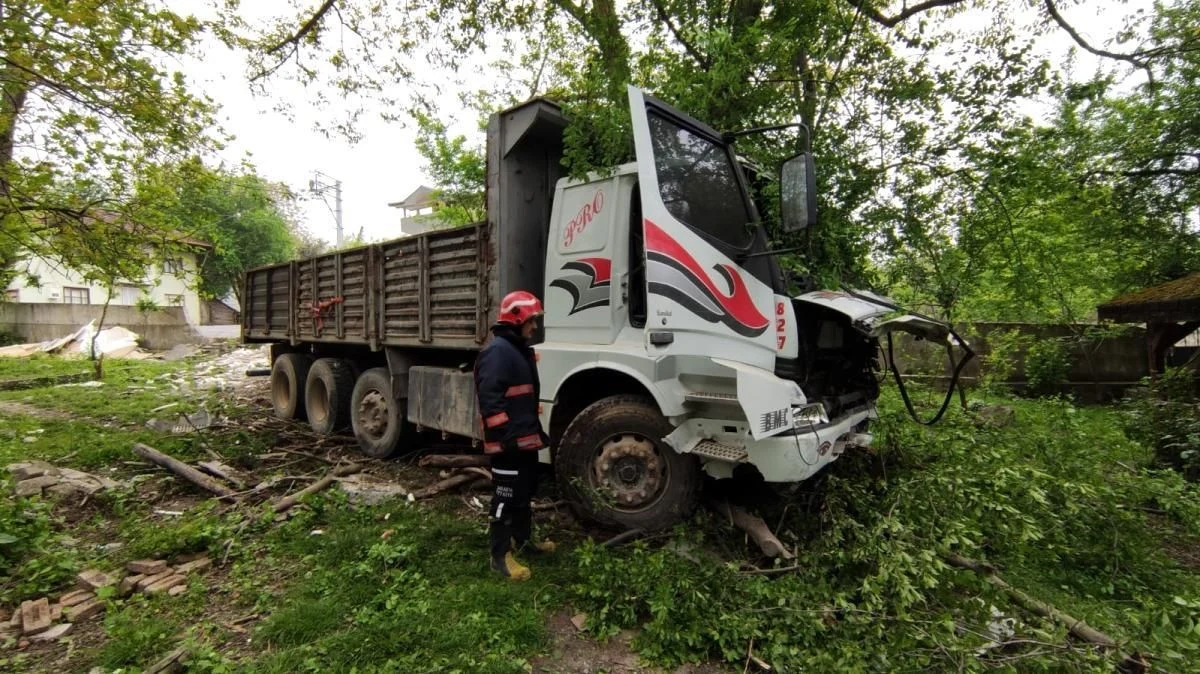 Kamyon Bahçe Duvarını Yıkarak Durdu
