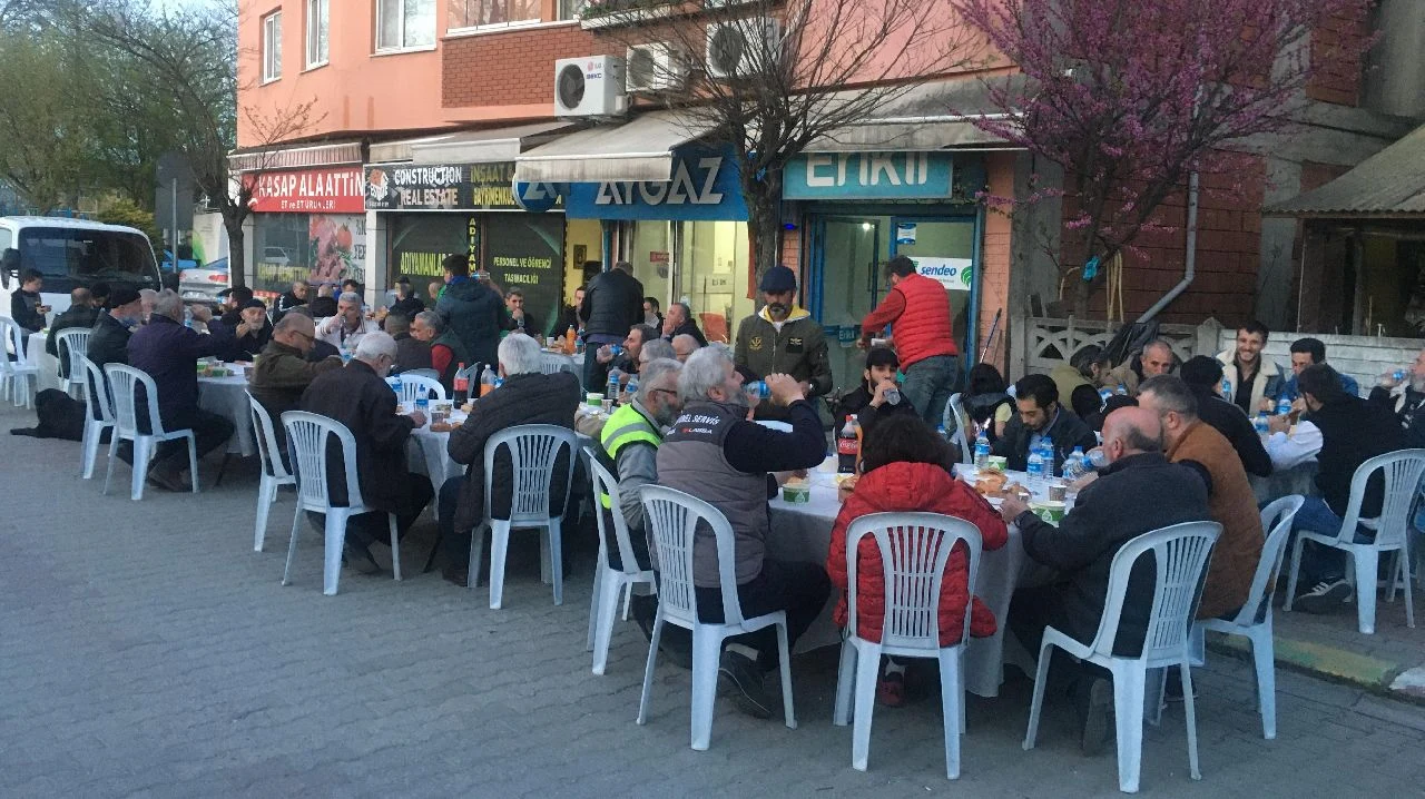 Sapanca Serdar Sokak Esnafı İftarda Buluştu