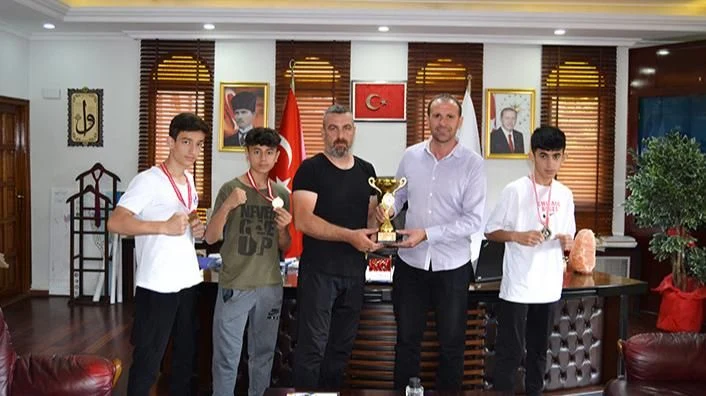 Başkan Yardımcısı Arkan Şampiyonları Ağırladı