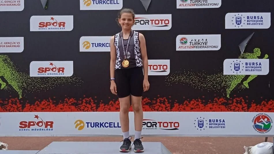Erva Sırıkla Atlamada Türkiye Birincisi Oldu