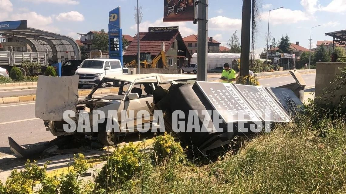 Sapanca'da Tabelaya Çarpan Otomobil Sürücüsü Yaralandı