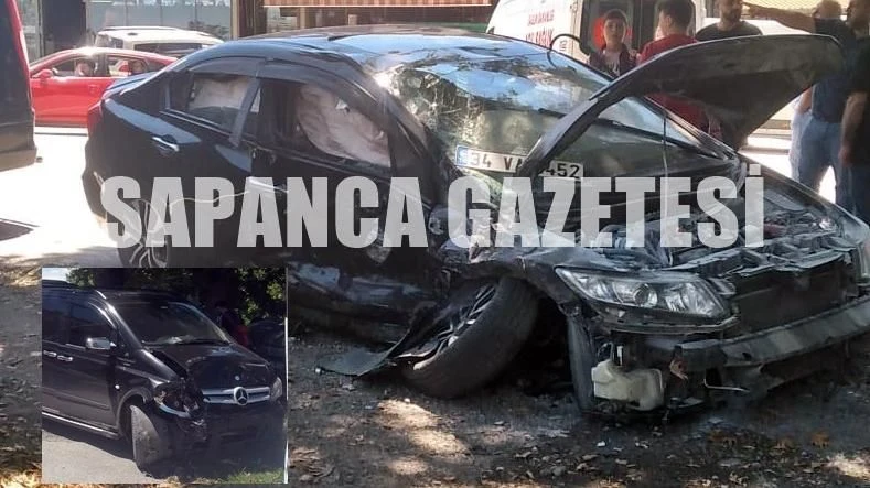 Sapanca'da Tur Minibüsü ile Otomobil Çarpıştı: 8 Yaralı