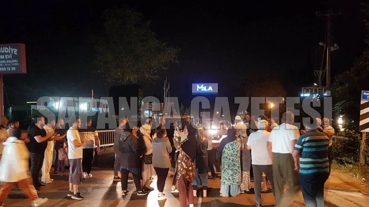 Sapanca'da Vatandaşlar Sapanca-Kocaeli Yolunu Trafiğe Kapattı