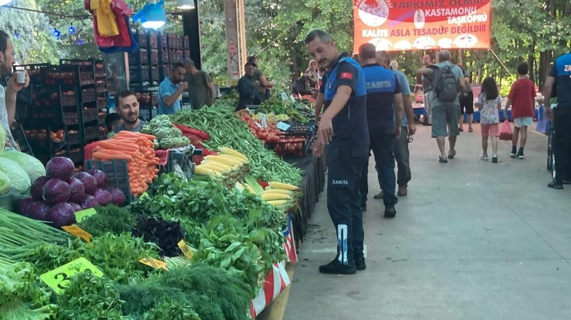 Zabıta Ekipleri Cuma Pazarı'nda Etiket Kontrolü Yaptı