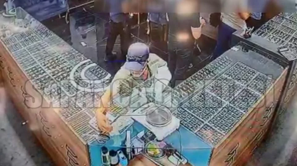 Önce Gözlüğünü Taktı Sonra Altınları Cebe Attı