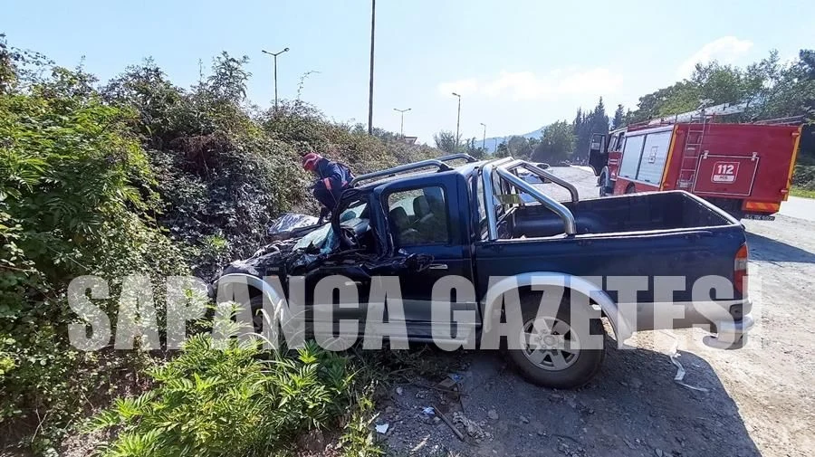 Sapanca'da Tır, Kamyonetle Çarpıştı: 2 Yaralı