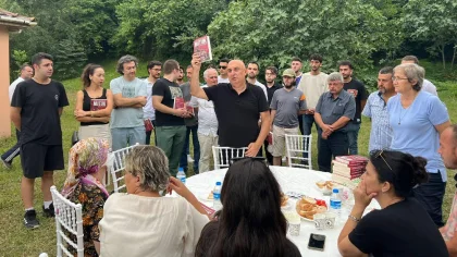 CHP'li Özkoç Sapanca'da Partili Gençlere Nutuk Dağıttı
