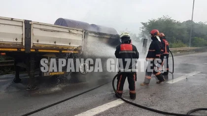 Hareket Halindeki Tırın Lastikleri Yandı