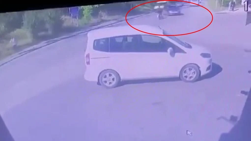 Motosiklet Sürücüsünün Ağır Yaralandığı Kaza Kamerada