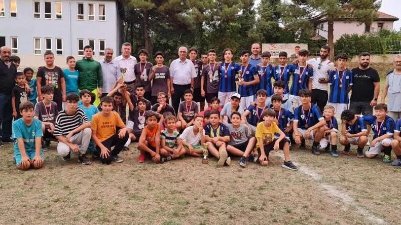 Sapanca'da Şampiyon Çayiçi Gençlikspor