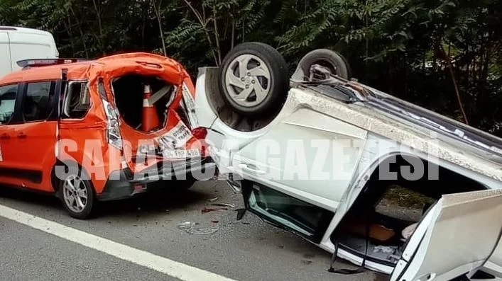 Sapanca'da Karayolları Ekibine Otomobil Çarptı: 4 Yaralı