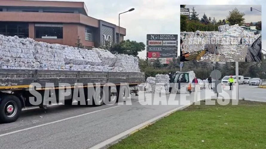 Tır'dan Düşen Kağıt Balyaları Yola Saçıldı