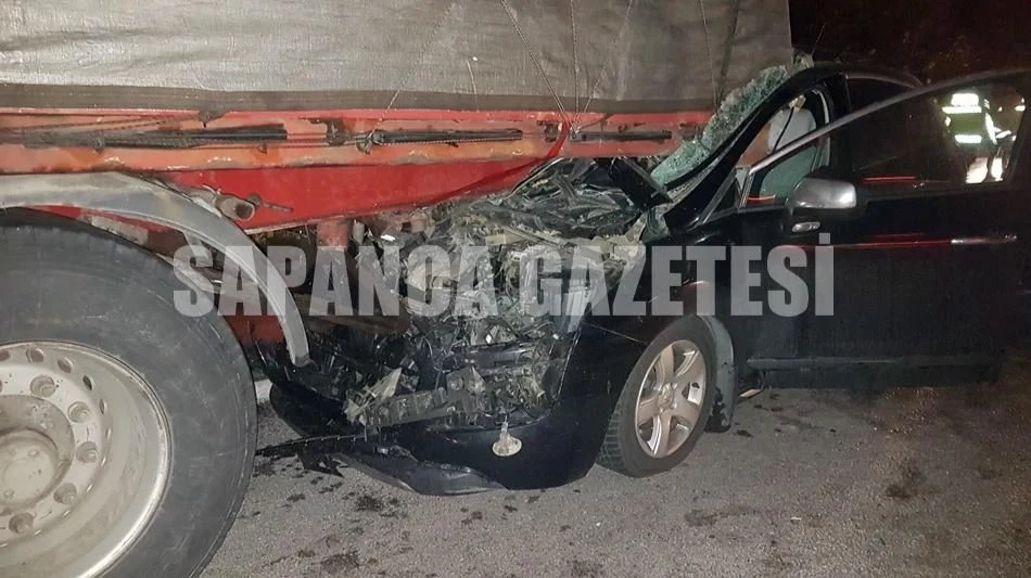 Sapanca'da Tır'a Çarpan Otomobildeki Karı Koca Yaralandı