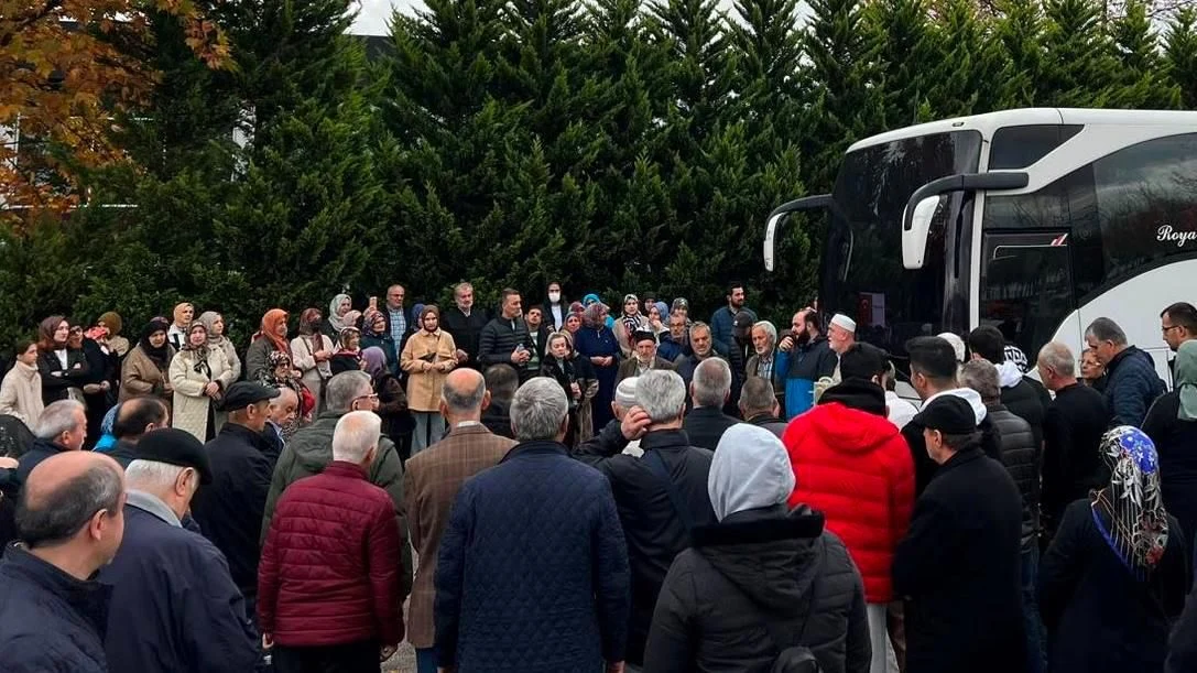 Sapanca'dan Umre'ye Giden Kafile Dualarla Uğurlandı