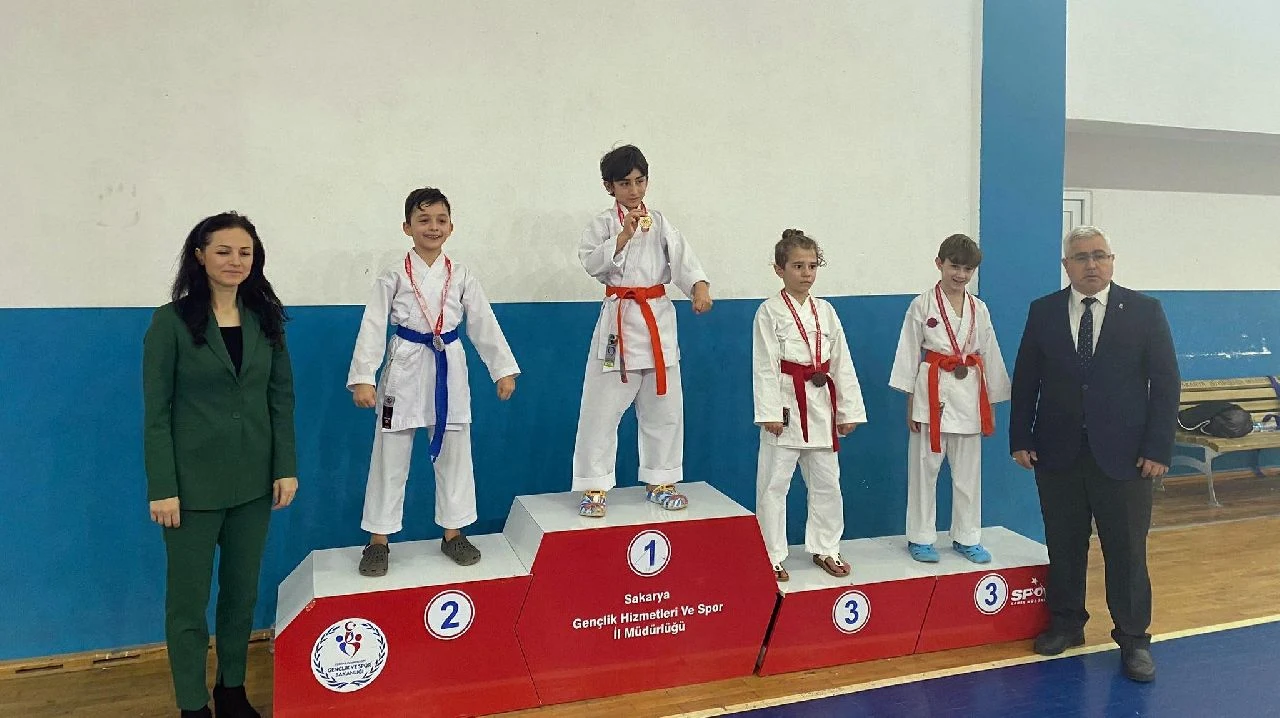 Karate Turnuvasından Madalya ile Döndüler