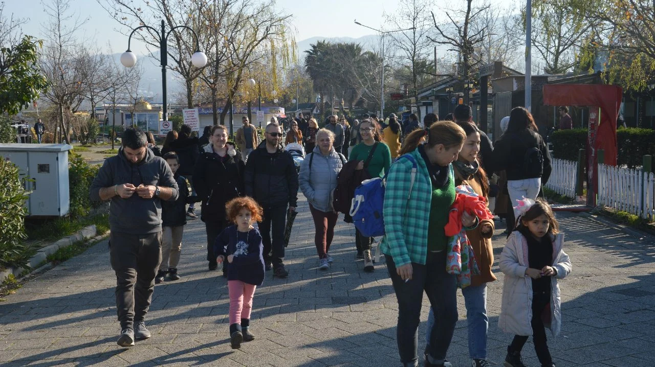 Sapanca'da Güneşli Havayı Fırsat Bilenler Sahile Akın Etti
