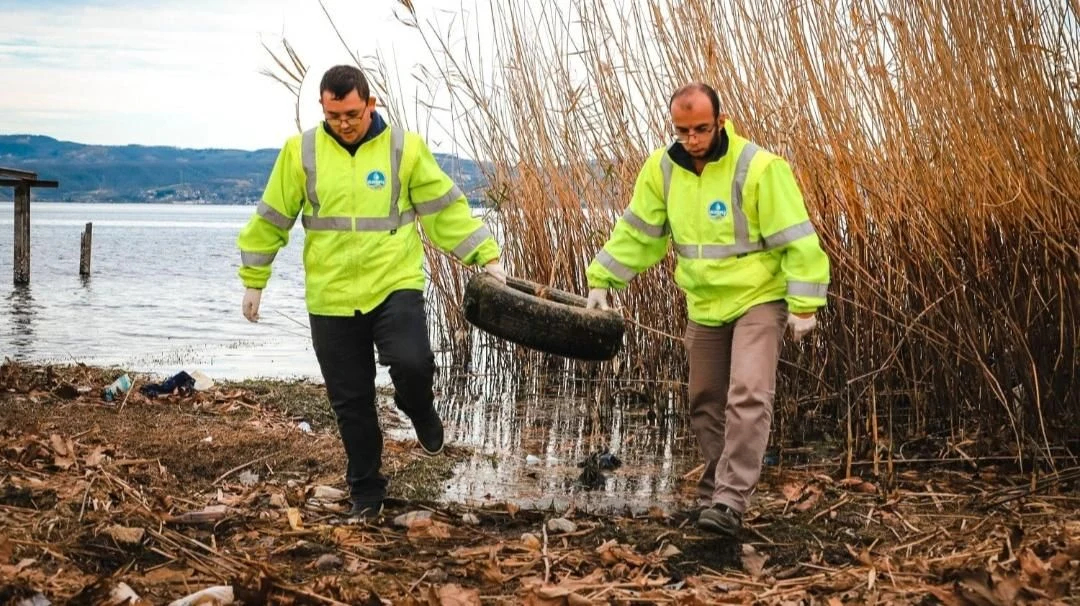 Sapanca Gölü'ndeki Atık Maddeler Tek Tek Toplandı