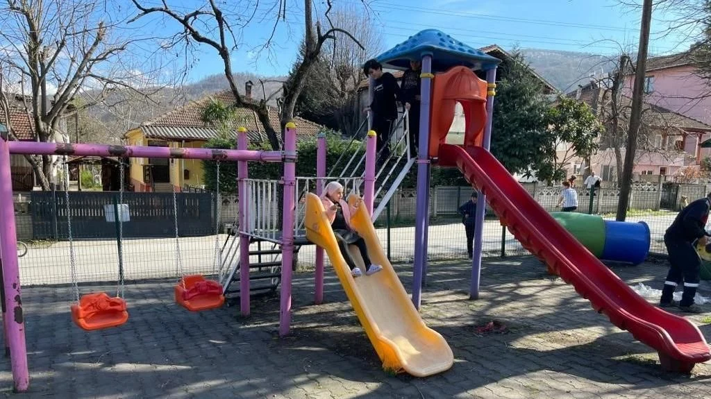 Sapanca Belediyesi Parkların Bakımını Yapıyor