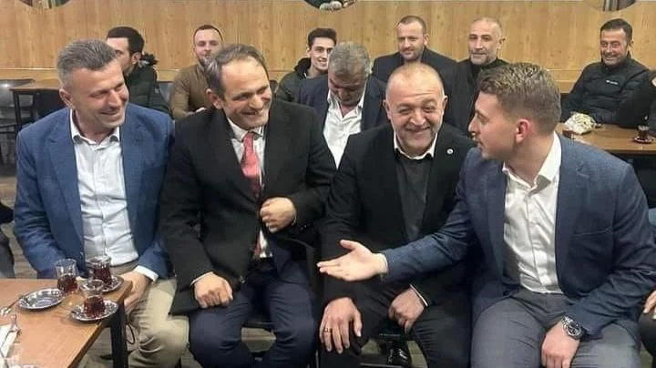 Sapanca'da Gülümseten Kare... Aday, Adaydan Oy İstedi