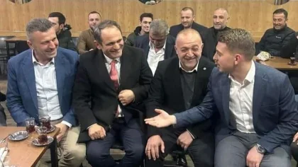 Sapanca'da Gülümseten Kare... Aday, Adaydan Oy İstedi