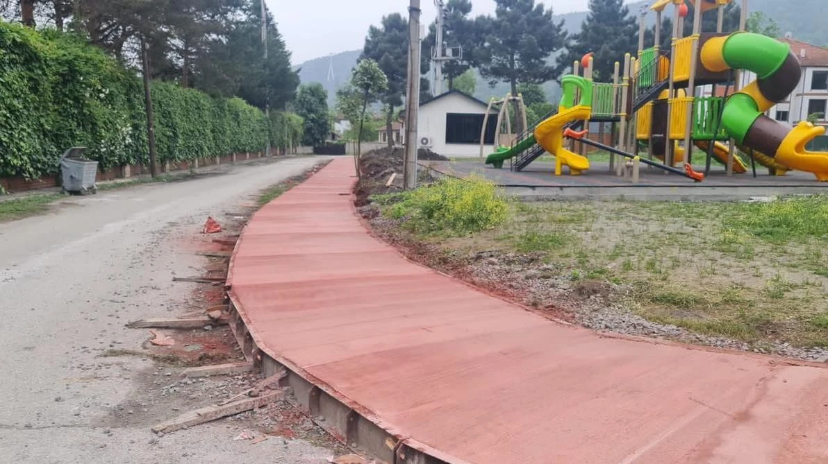 Sapanca Belediyesi Tepebaşı Mahallesi'ne Kaldırım Çalışması Yapıyor