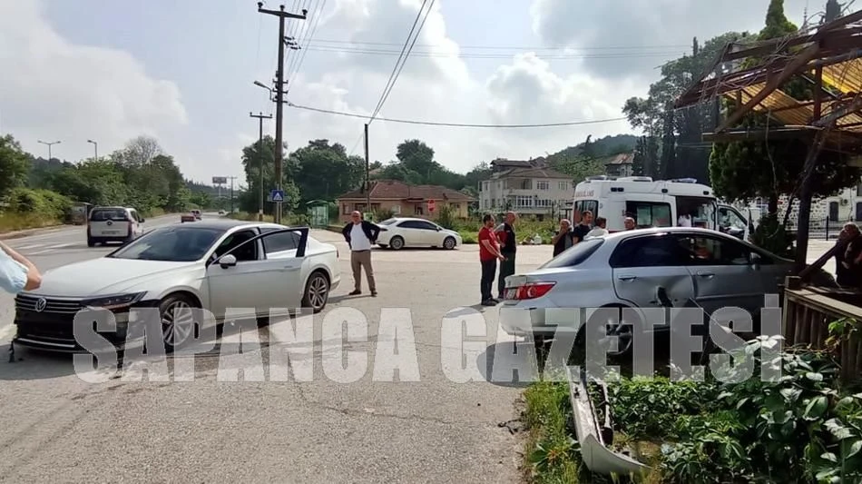 Sapanca'da Otomobiller Çarpıştı: 3 Yaralı