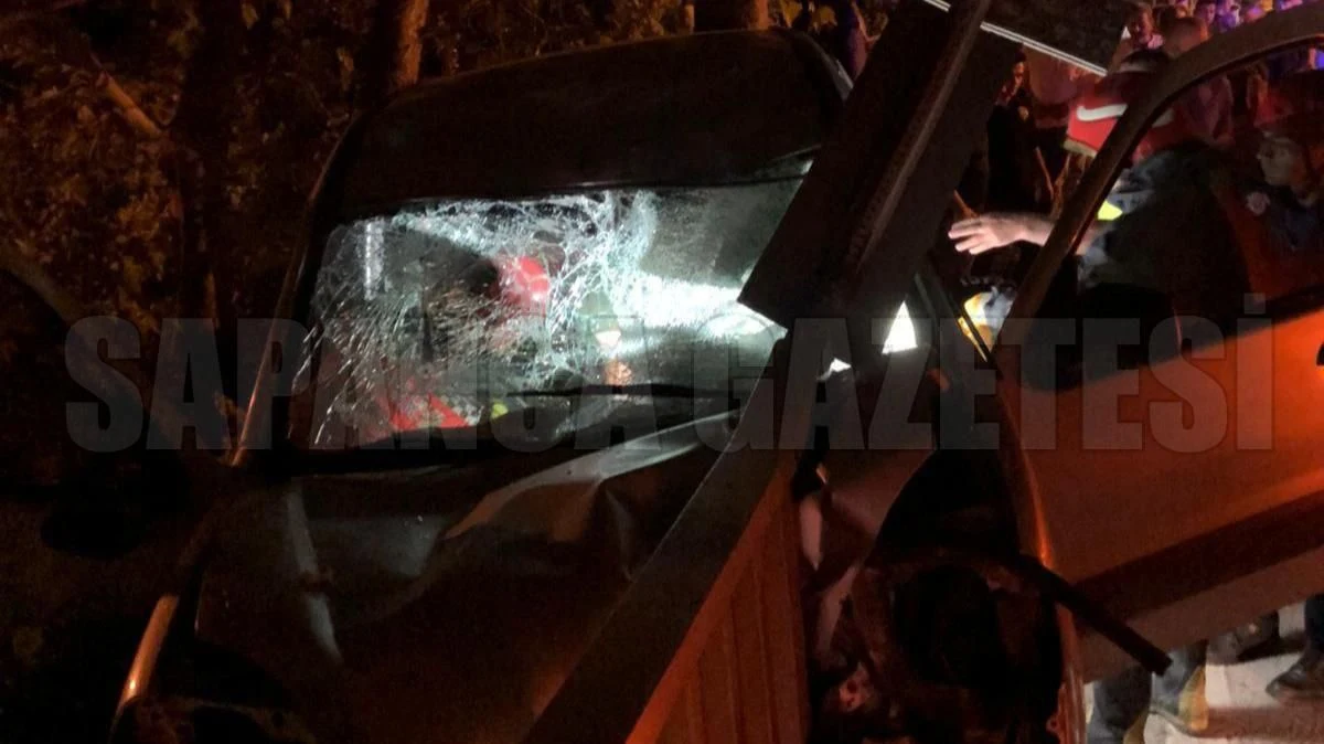Sapanca'da Otomobil Köprü Bariyerine Çarptı: 1'i Ağır 4 Yaralı