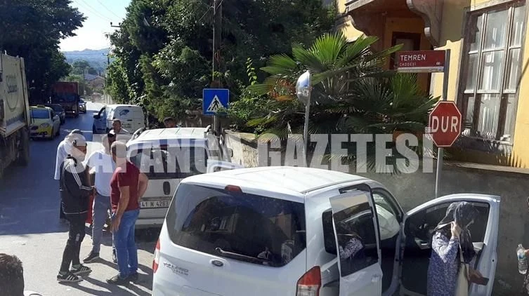 Sapanca'da Yine Aynı Kavşak. Bu Kez 2 Hafif Ticari Araç..!