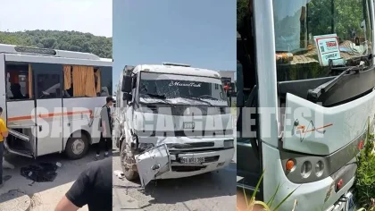 Kamyonla Çarpışan Tur Midibüsündeki 7 Turist Yaralandı