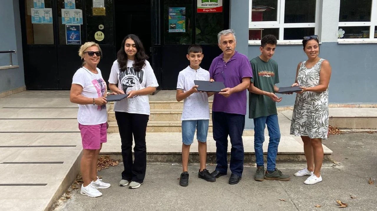 Filiz Özkaynak'tan Başarılı Öğrencilere Anlamlı Hediye