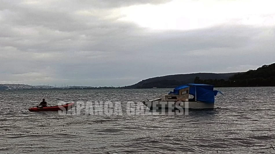 Sapanca Gölü'nde Rüzgarda Sürüklenen Teknedeki 3 Kişi Kurtarıldı