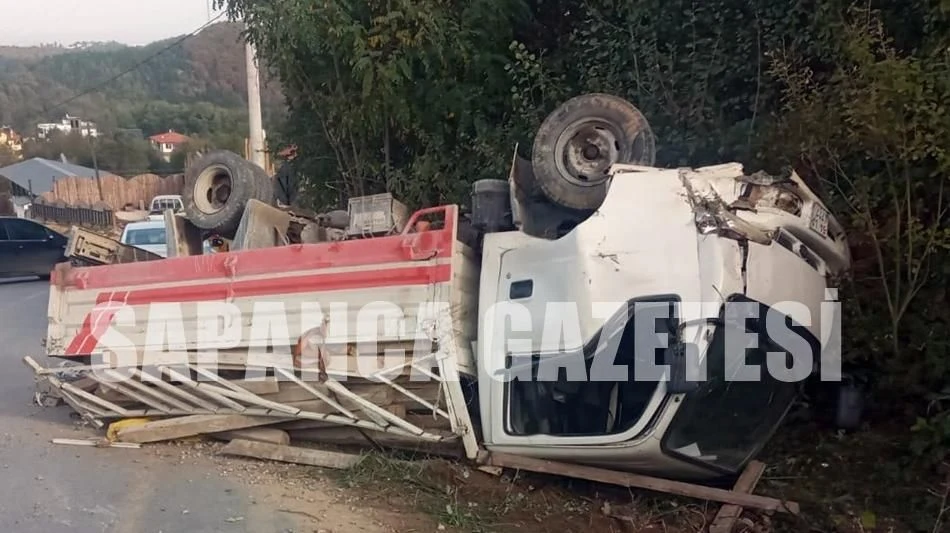 Sapanca'da Kamyonet Takla Attı: 2 Yaralı