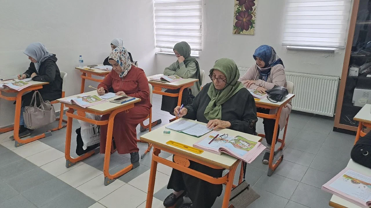 Okuma Yazma Kursuna Katılan Kadınlar Yaşamlarını Kolaylaştırıyor