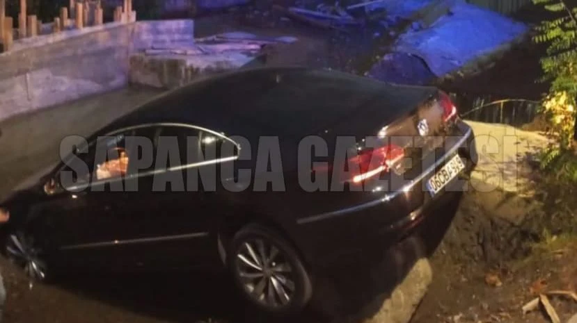 Sapanca'da Virajı Alamayan Otomobil Kanala Düştü