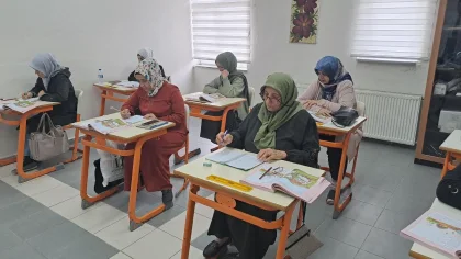 Okuma Yazma Kursuna Katılan Kadınlar Yaşamlarını Kolaylaştırıyor