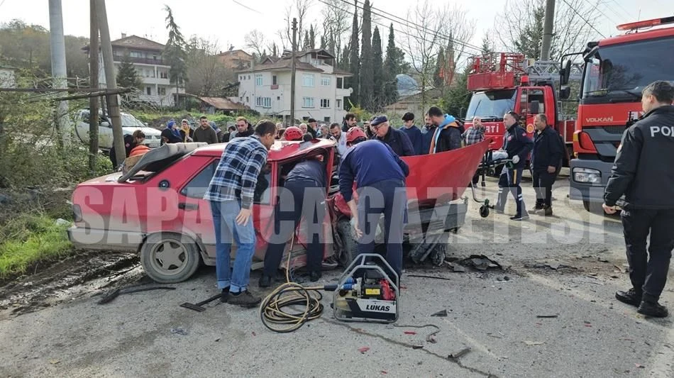 Sapanca'da İki Otomobil Kafa Kafaya Çarpıştı: 1'i Ağır 3 Yaralı