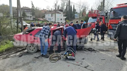 Sapanca'da İki Otomobil Kafa Kafaya Çarpıştı: 1'i Ağır 3 Yaralı