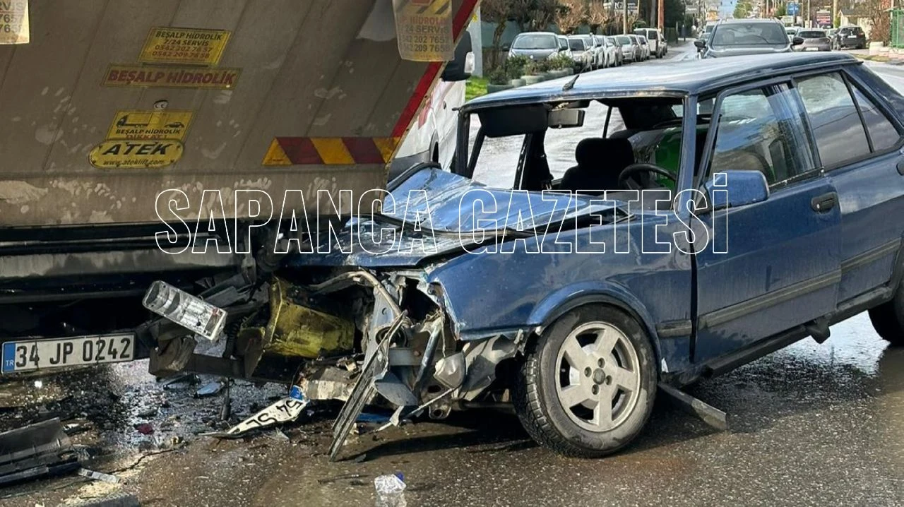 Sapanca'da Otomobil ve Kamyonet Çarpıştı: 1 Yaralı