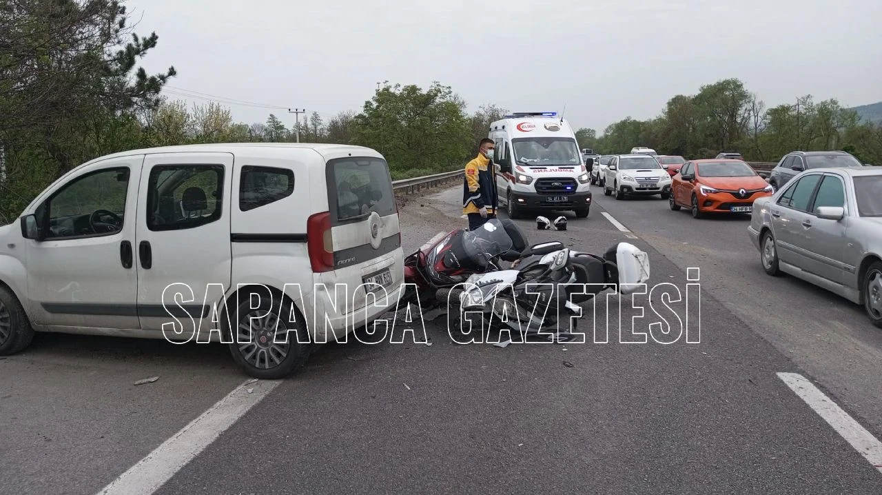 Motosikletler Hafif Ticari Araçla Çarpıştı: 2 Yaralı