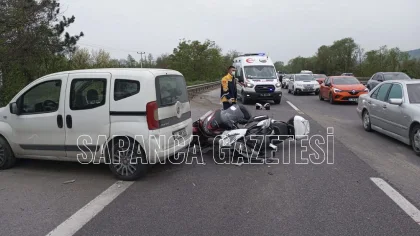 Motosikletler Hafif Ticari Araçla Çarpıştı: 2 Yaralı