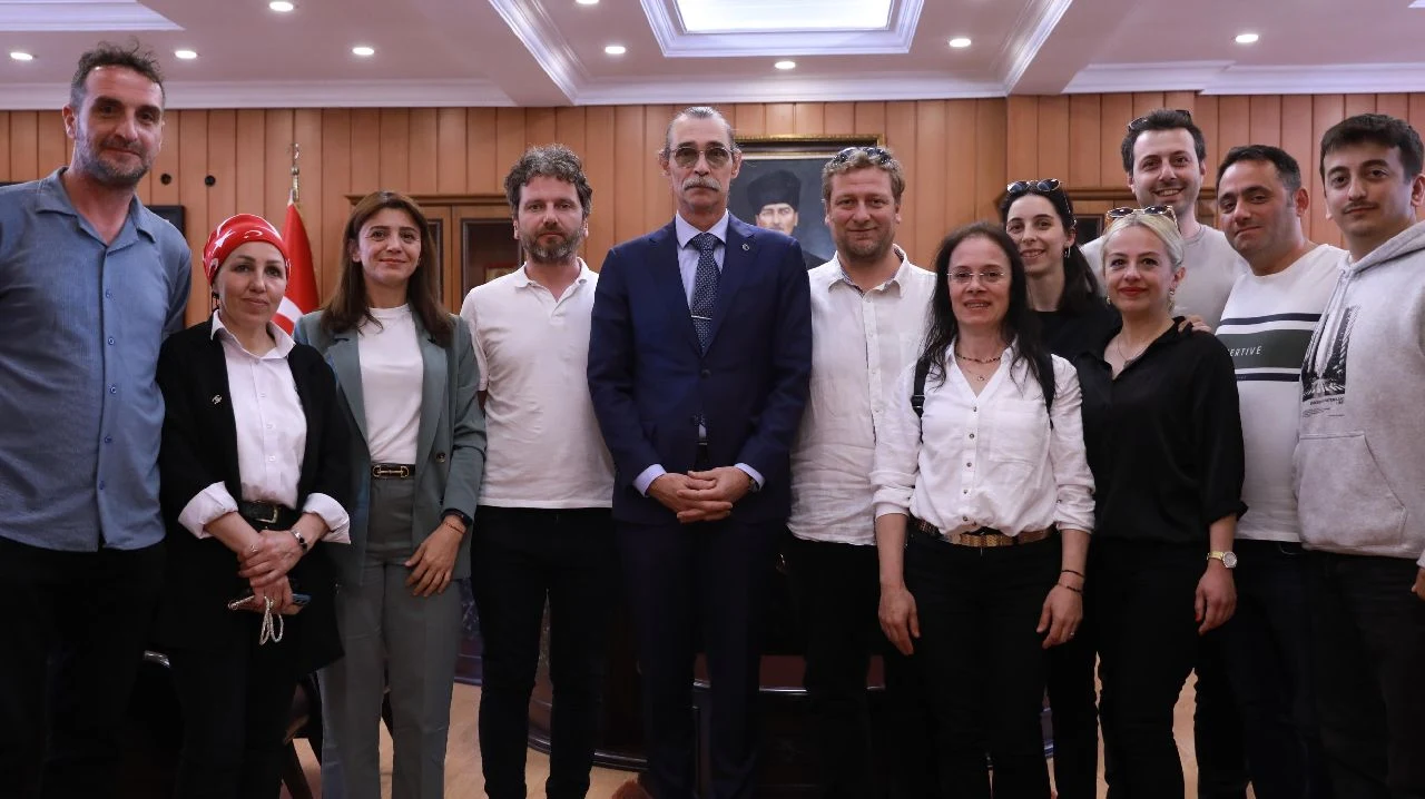 Tiyatro Arte'den Erdal Beşikçioğlu'na Ziyaret