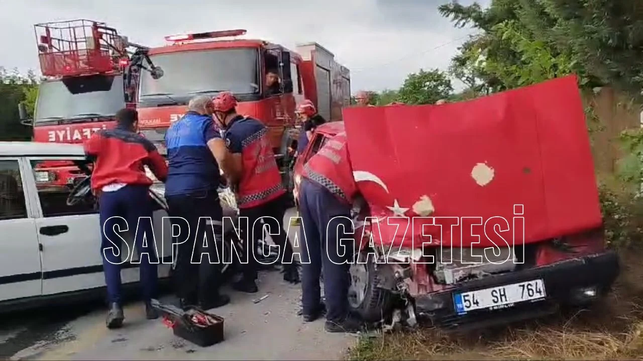 Sapanca'da İki Otomobil Kafa Kafaya Çarpıştı