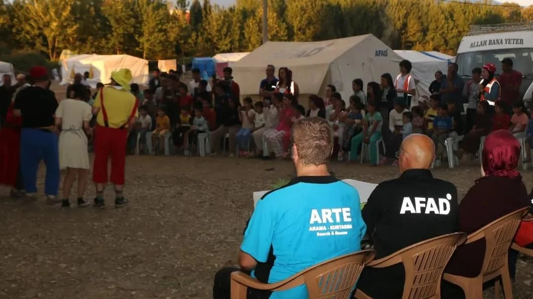 Tiyatro Arte Karapürçekde Çocuklara Afet Farkındalığı Eğitimi Verdi
