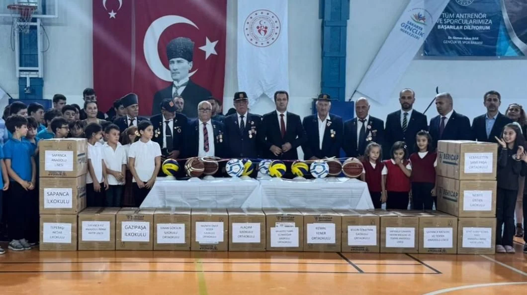 Sapanca'da Okullara Spor Malzemesi Dağıtıldı