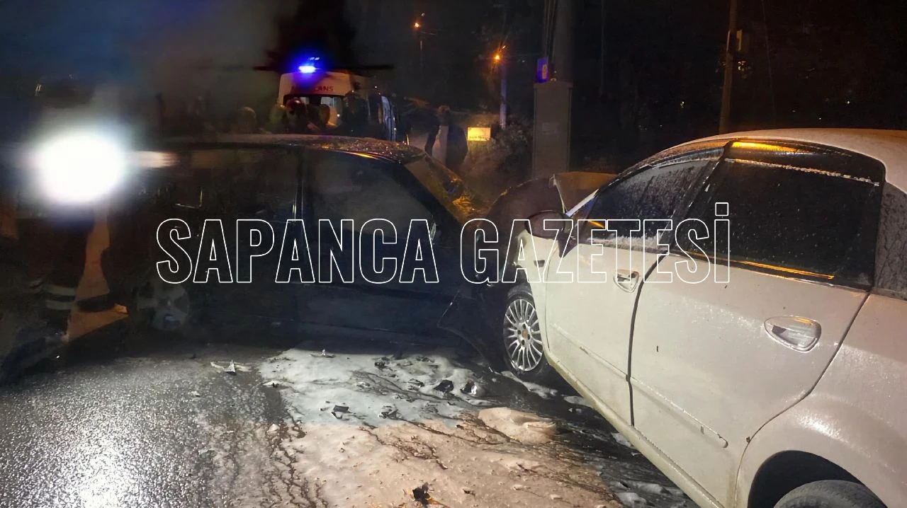 Sapanca'da Otomobiller Kafa Kafaya Çarpıştı: 2 Yaralı