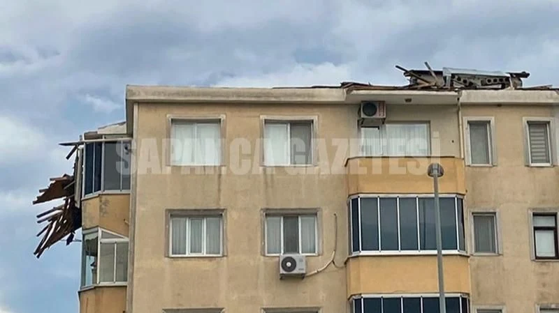 Sapanca'da Kuvvetli Rüzgar Çatı Uçurdu, Ağaçları Devirdi