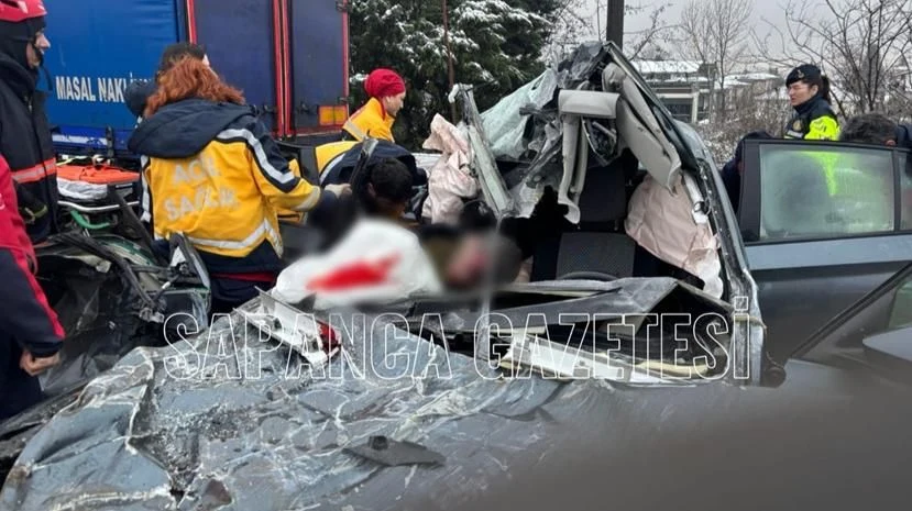 Sapanca'da Otomobil Tıra Çarptı: 1 Ölü, 3 Yaralı