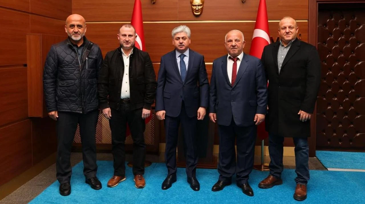İmzalar Valiye Teslim Edildi